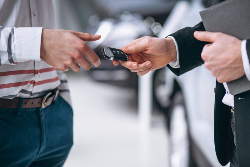 herederos realizando trámites para vender coche de titular fallecido