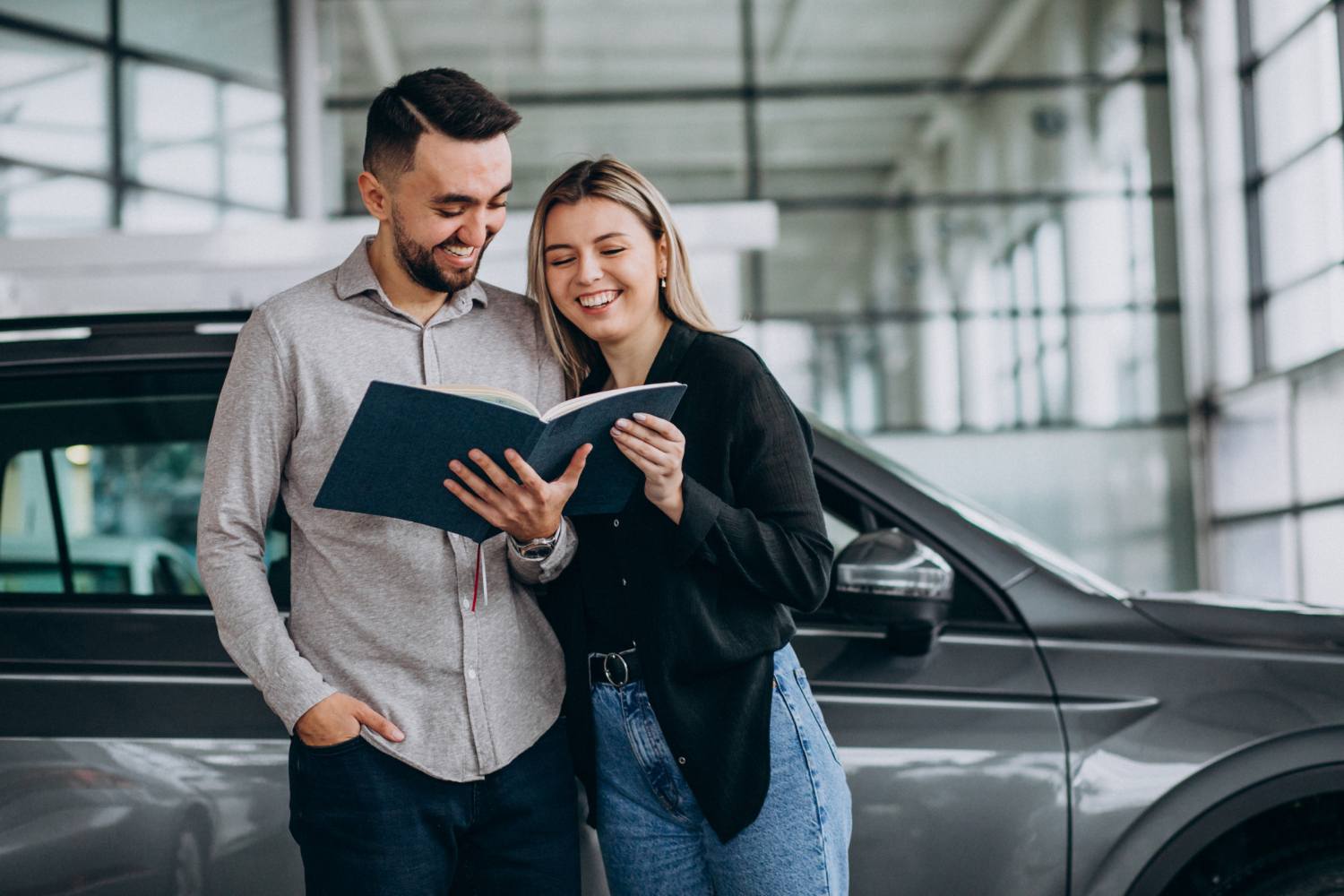 pareja consiguiendo la mejor tasacion coche online